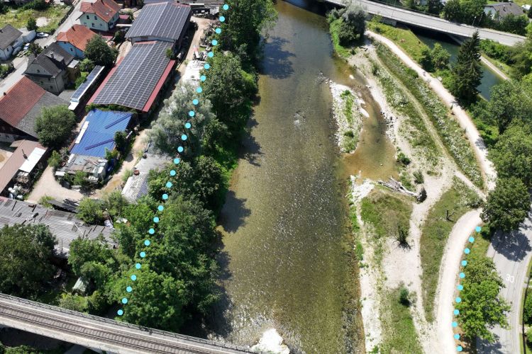 Die Luftaufnahme zeigt, wo in Trostberg die beiden Hochwasserschutz-Mauern entstehen. Die blauen Punkte deuten den jeweiligen Verlauf der Mauern links und rechts der Alz an.